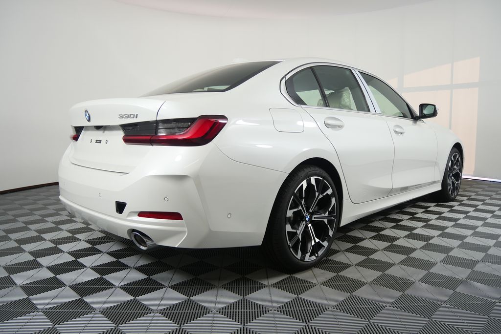 Thumbnail: 2025 BMW 3 Series - 3