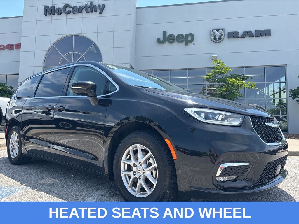 2024 Chrysler Pacifica Touring L's photo