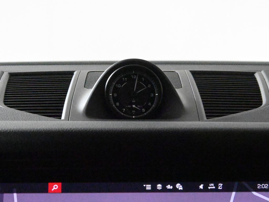 Thumbnail: 2025 Porsche Macan - 24