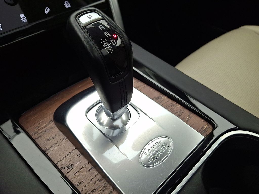 Thumbnail: 2023 Land Rover Discovery Sport - 15