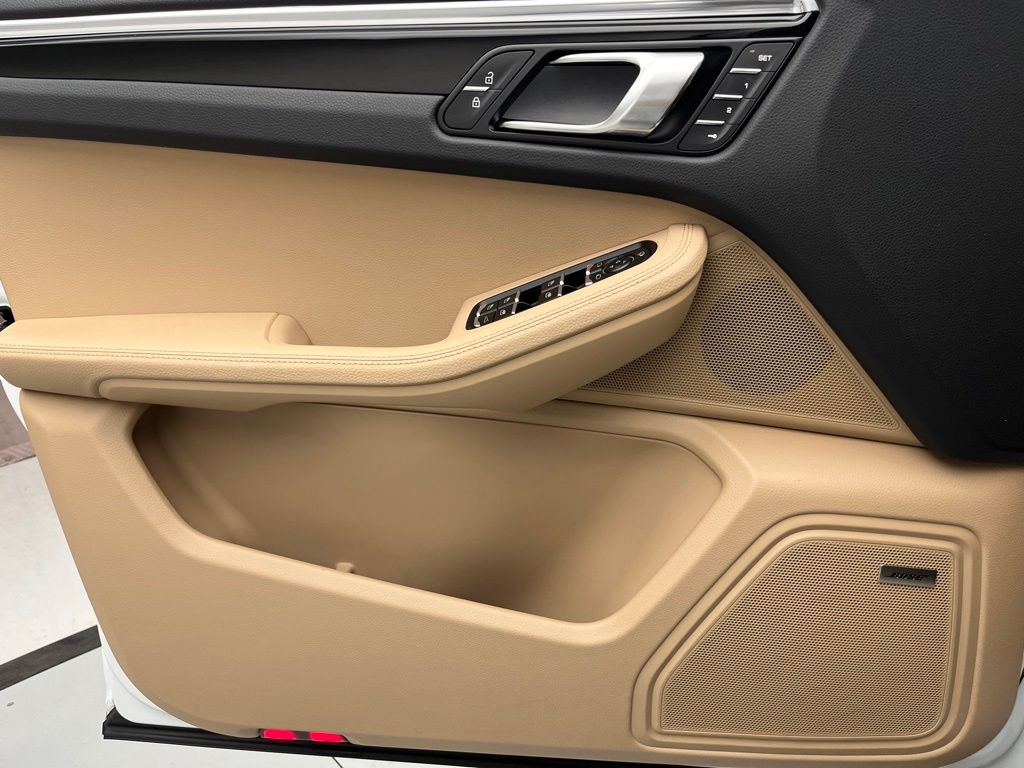 Thumbnail: 2026 Porsche Macan - 20