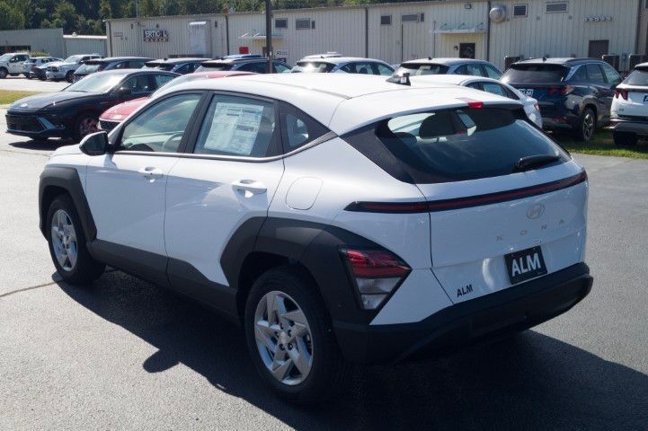 New 2027 White Hyundai SE image 8