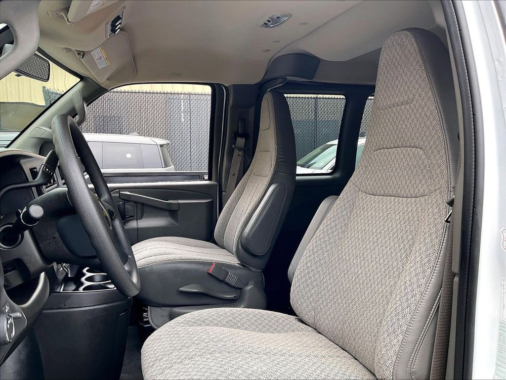 2025 Chevrolet Express 3500 — photo 10