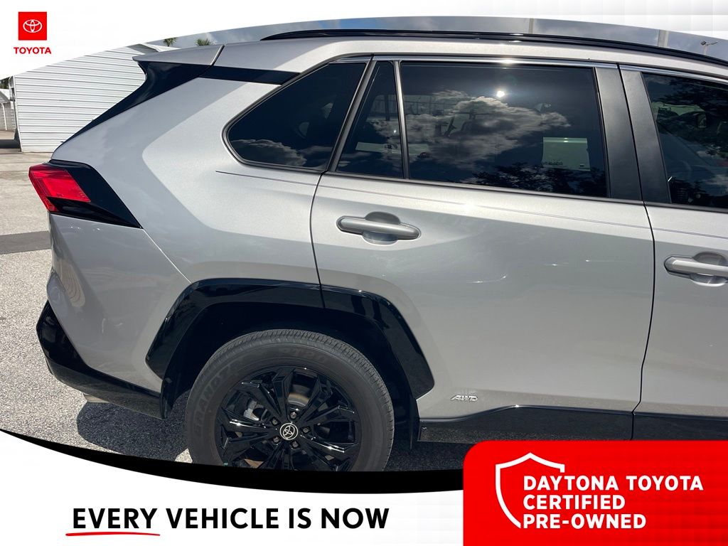 2025 Toyota RAV4 SE - Photo 8