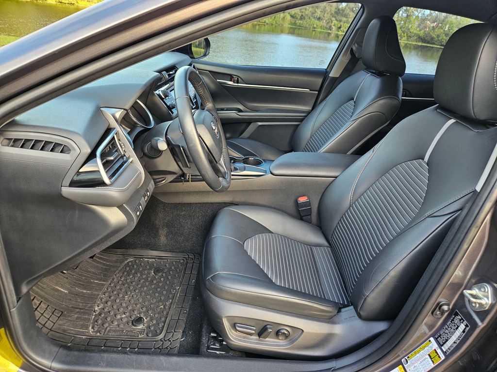 2018 Toyota Camry SE 14