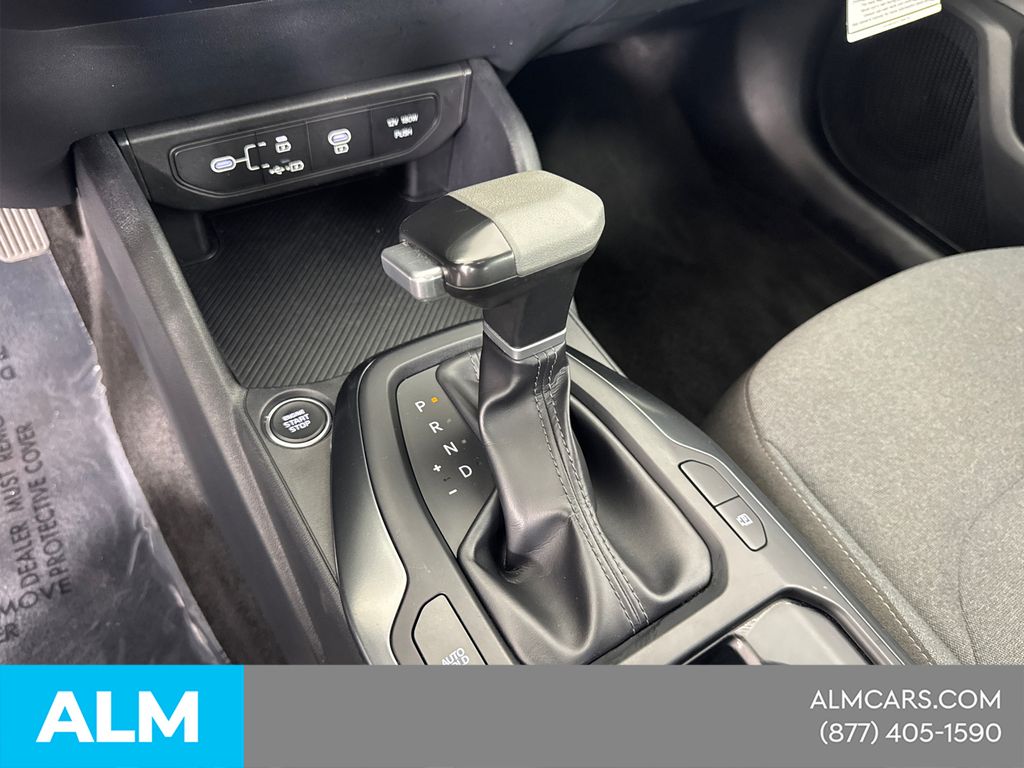 Used 2025 White Kia LXS image 34