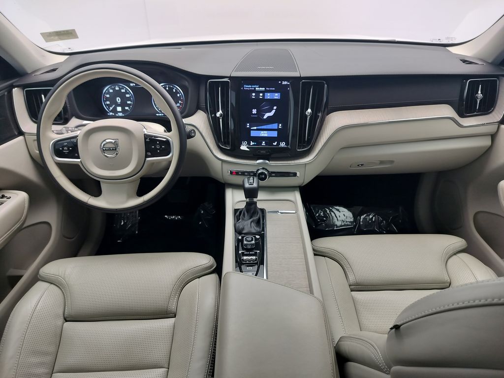 Thumbnail: 2020 Volvo XC60 - 10