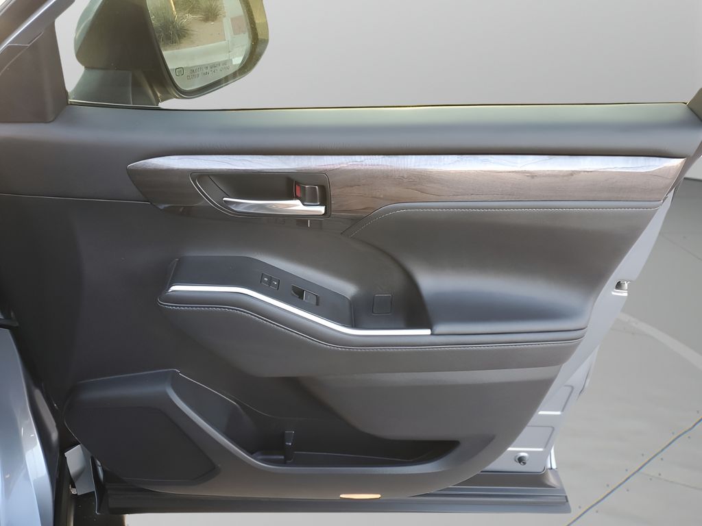 Used Car 2020 Toyota Highlander  Platinum For Sale Under $35,000 In Austin, Texas