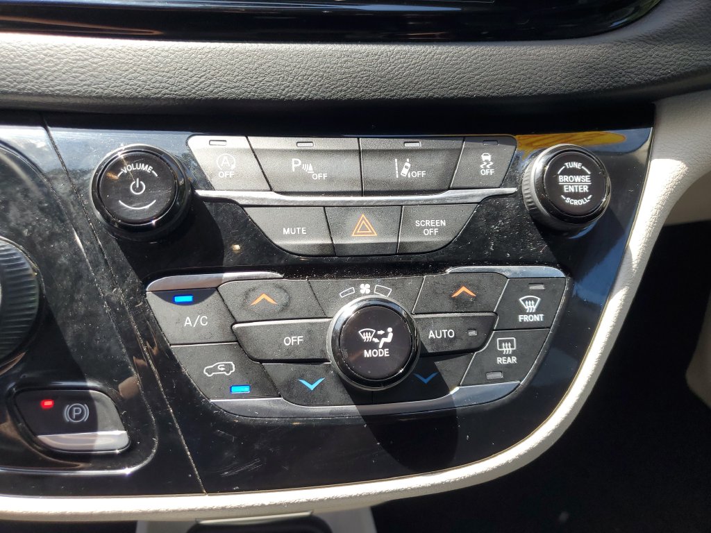 Used 2023 Chrysler Pacifica Van