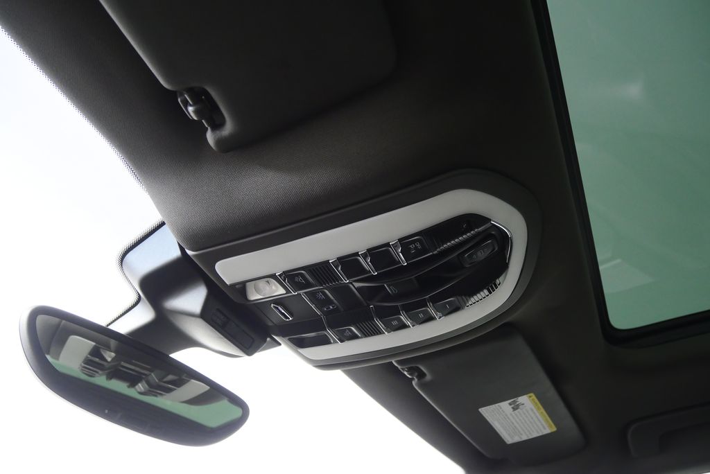 Thumbnail: 2016 Porsche Macan - 24