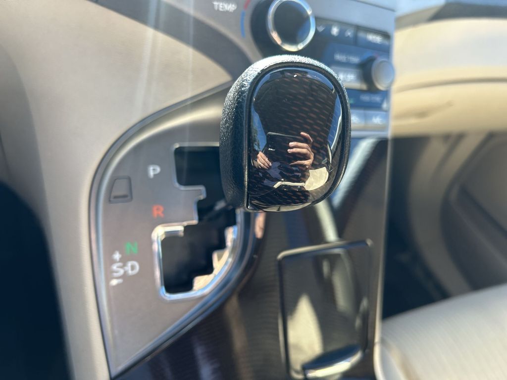 Thumbnail: 2010 Toyota Venza - 18