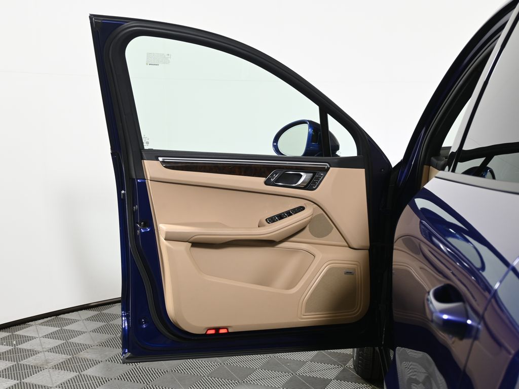 Thumbnail: 2025 Porsche Macan - 32