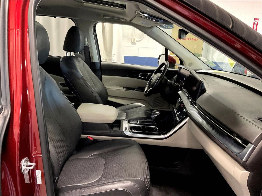 2023 Kia Carnival — photo 11
