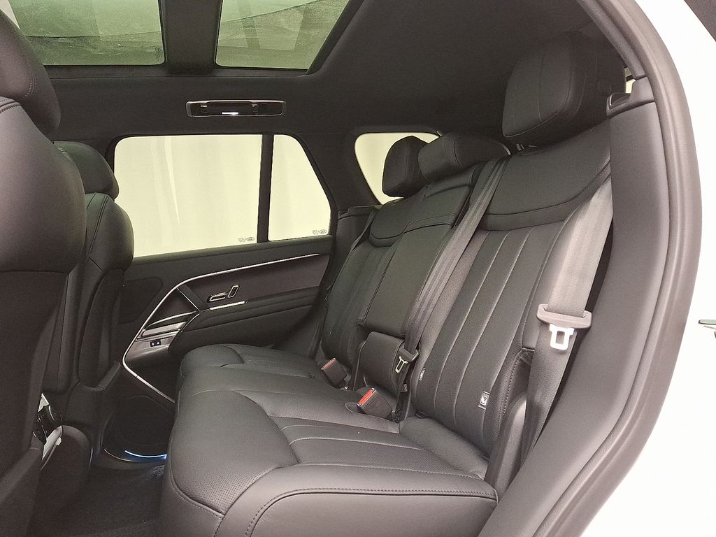 2025 Land Rover Range Rover SE 6