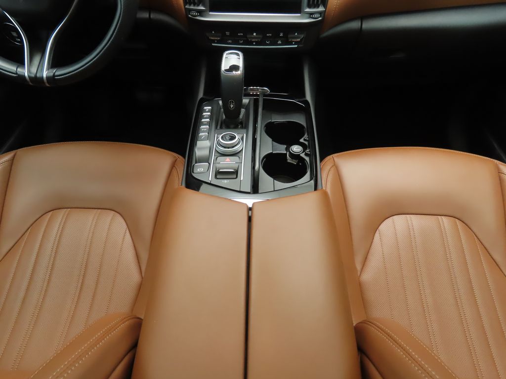 Thumbnail: 2022 Maserati Levante - 16