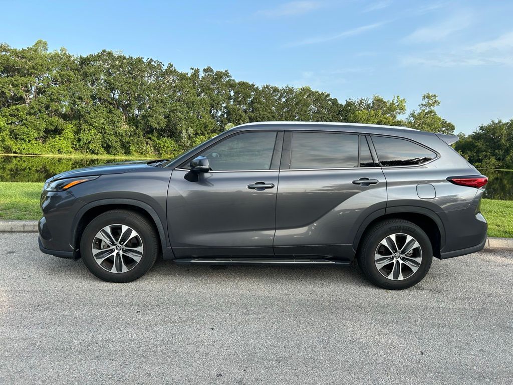 2022 Toyota Highlander XLE 2