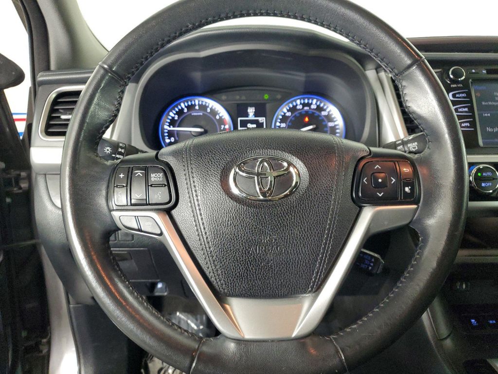 2015 Toyota Highlander XLE V6 26