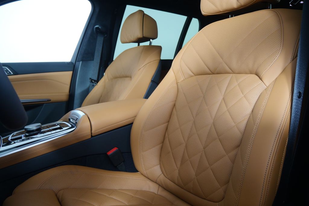 Thumbnail: 2026 BMW X7 - 11