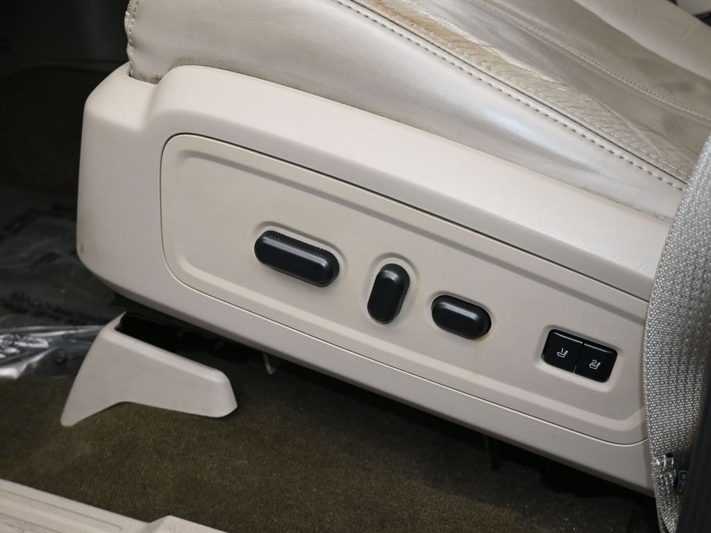 Used 2016 Midnight Lincoln Select image 13