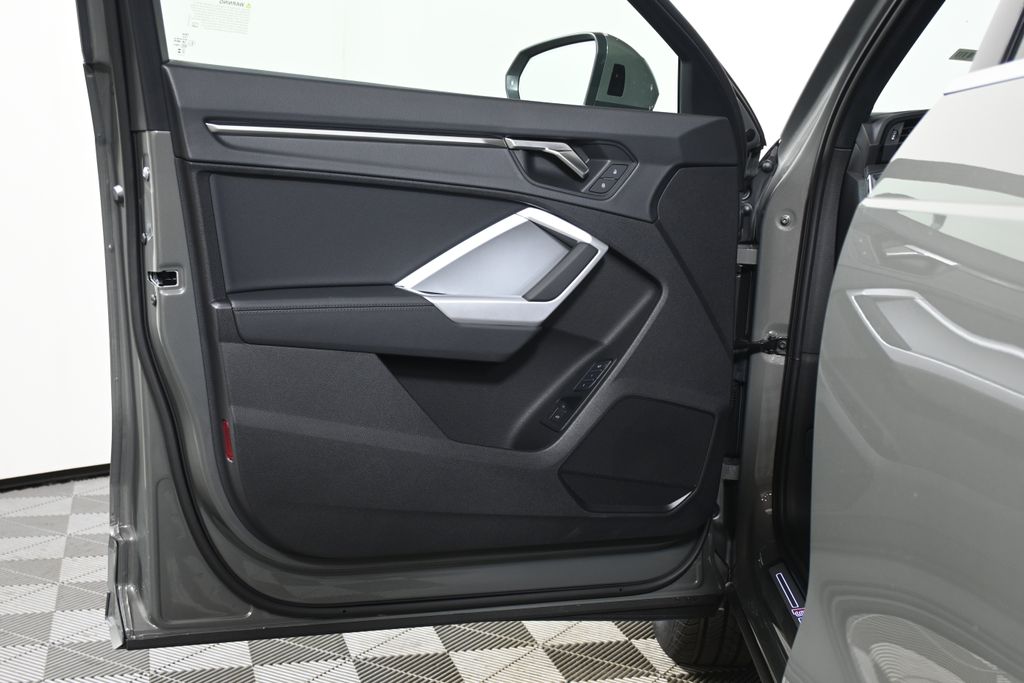 Thumbnail: 2025 Audi Q3 - 24