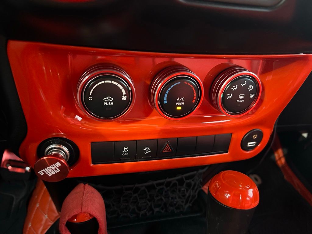 Thumbnail: 2015 Jeep Wrangler - 25