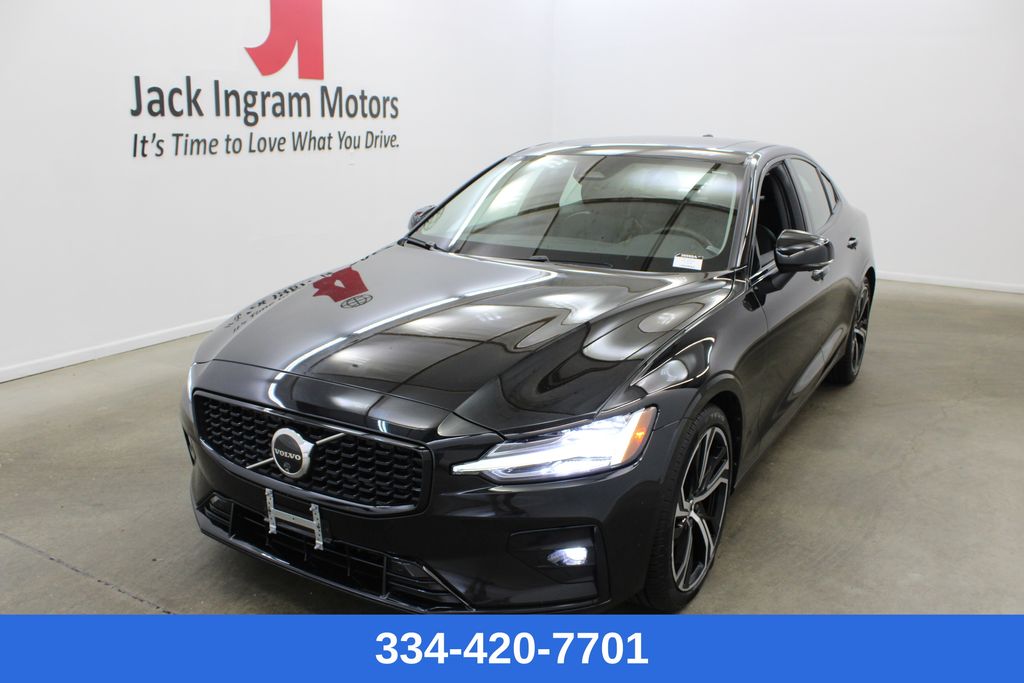 2024 Volvo S60 B5 Plus Dark Theme AWD