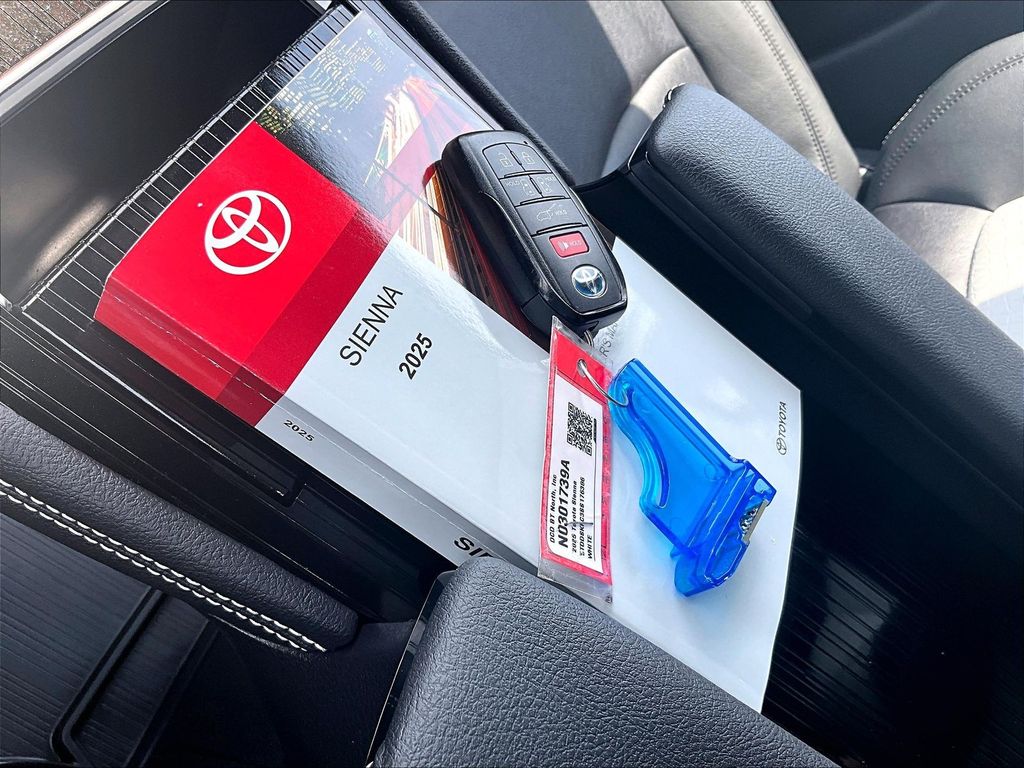 2025 Toyota Sienna — photo 29