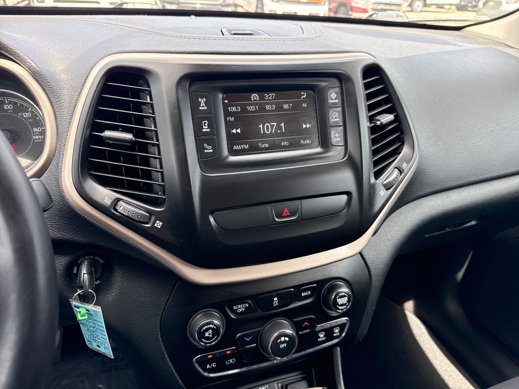 Used 2016 White Jeep Latitude image 18