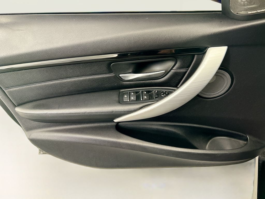 Thumbnail: 2017 BMW 3 Series - 23