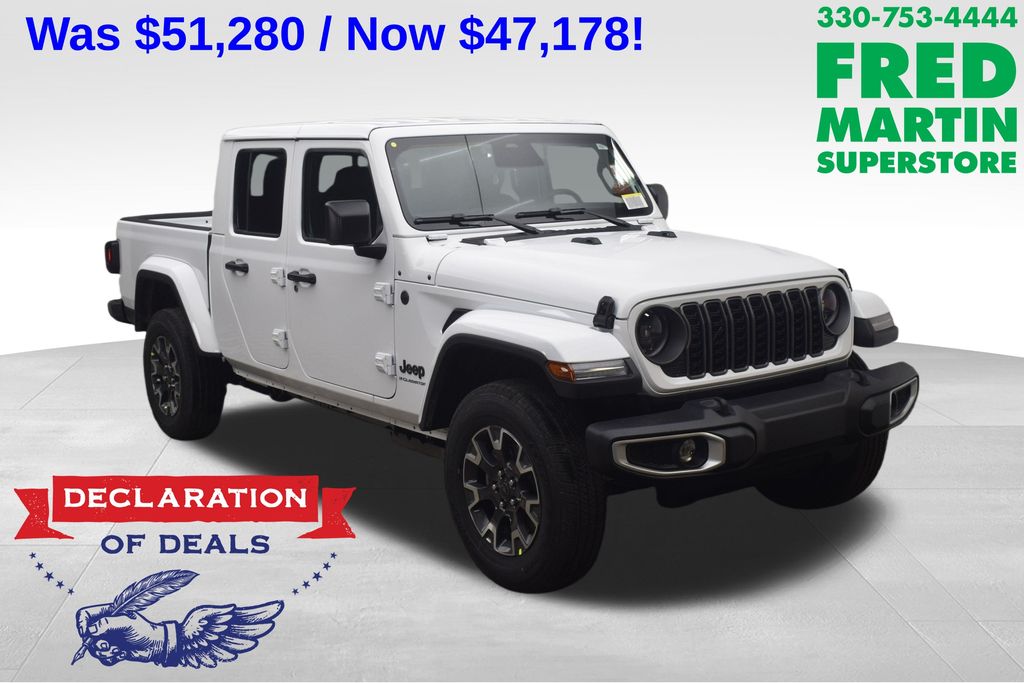 Bright White Clearcoat 2026 Jeep Gladiator Sahara Crew Cab 4WD Pickup Truck Four-Wheel Drive 8-Speed Automatic