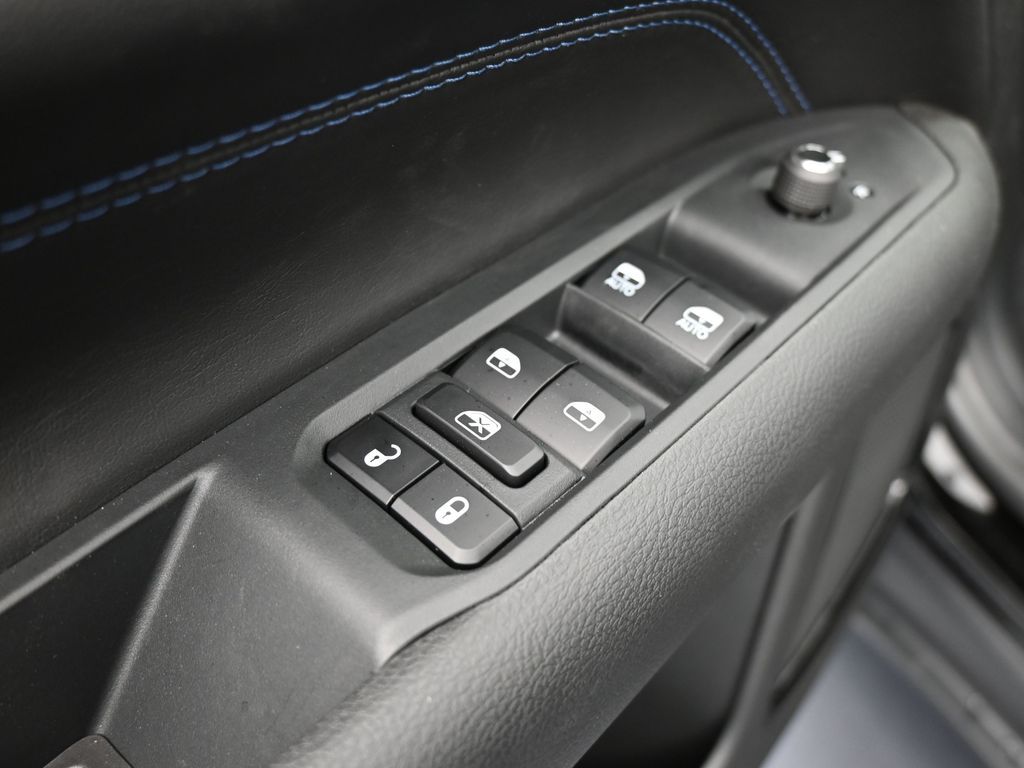 New 2026 Diamond Black Crystal Pearlcoat Jeep Latitude image 23