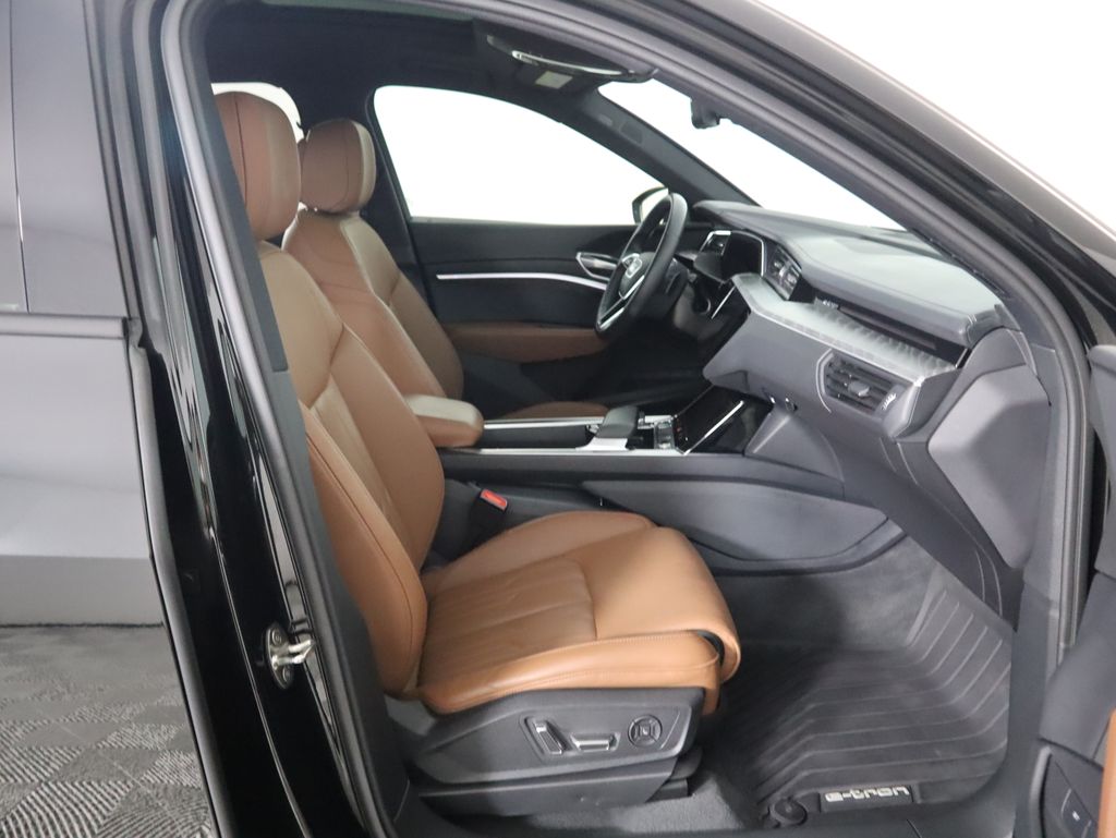 Thumbnail: 2022 Audi e-tron - 21