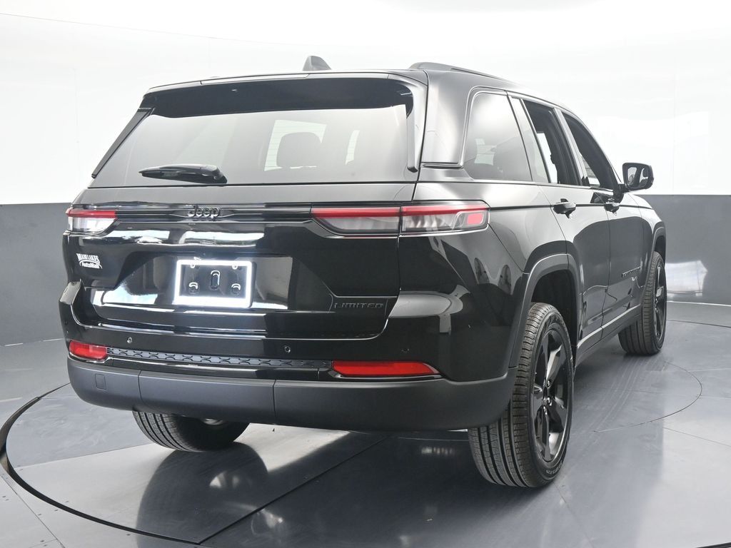 New 2025 Diamond Black Crystal Pearlcoat Jeep Limited image 5