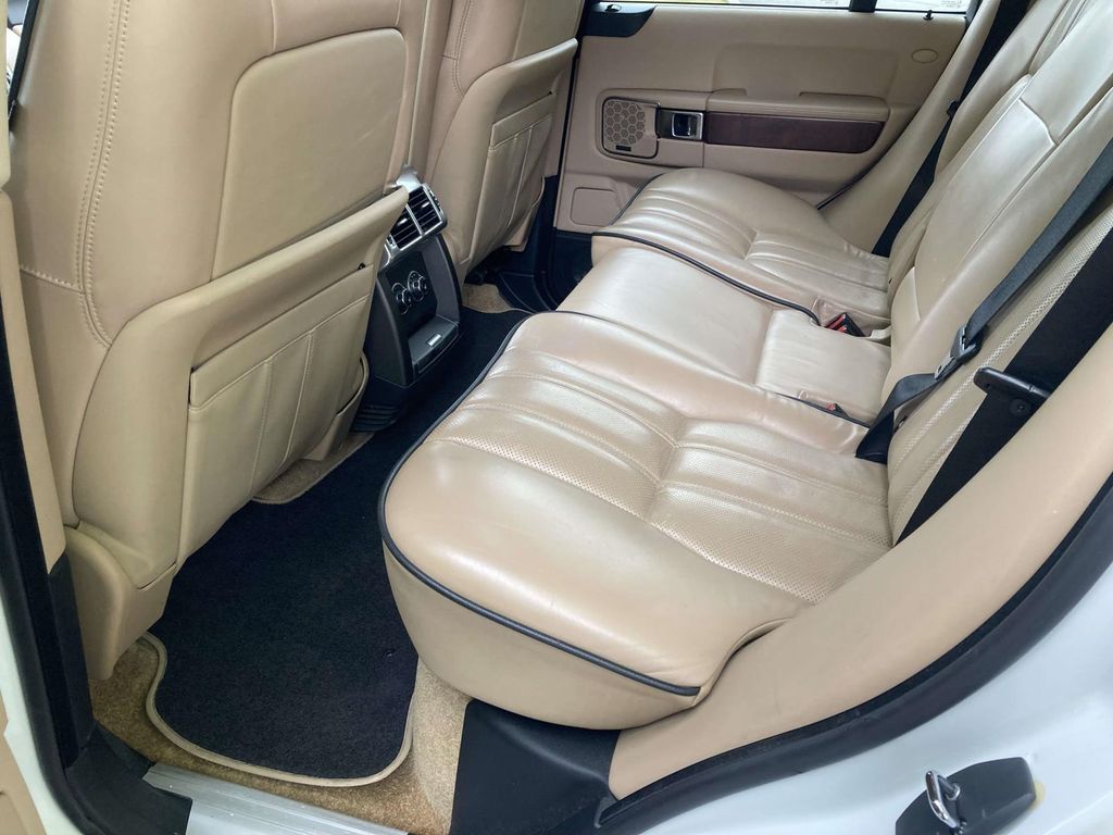 Used 2011 White Land Rover HSE image 9