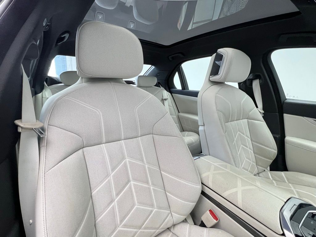 Thumbnail: 2024 BMW 7 Series - 7