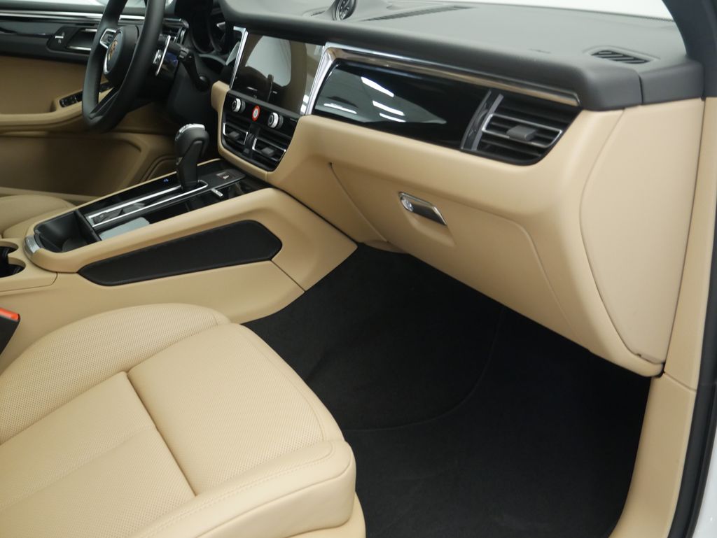 Thumbnail: 2026 Porsche Macan - 28