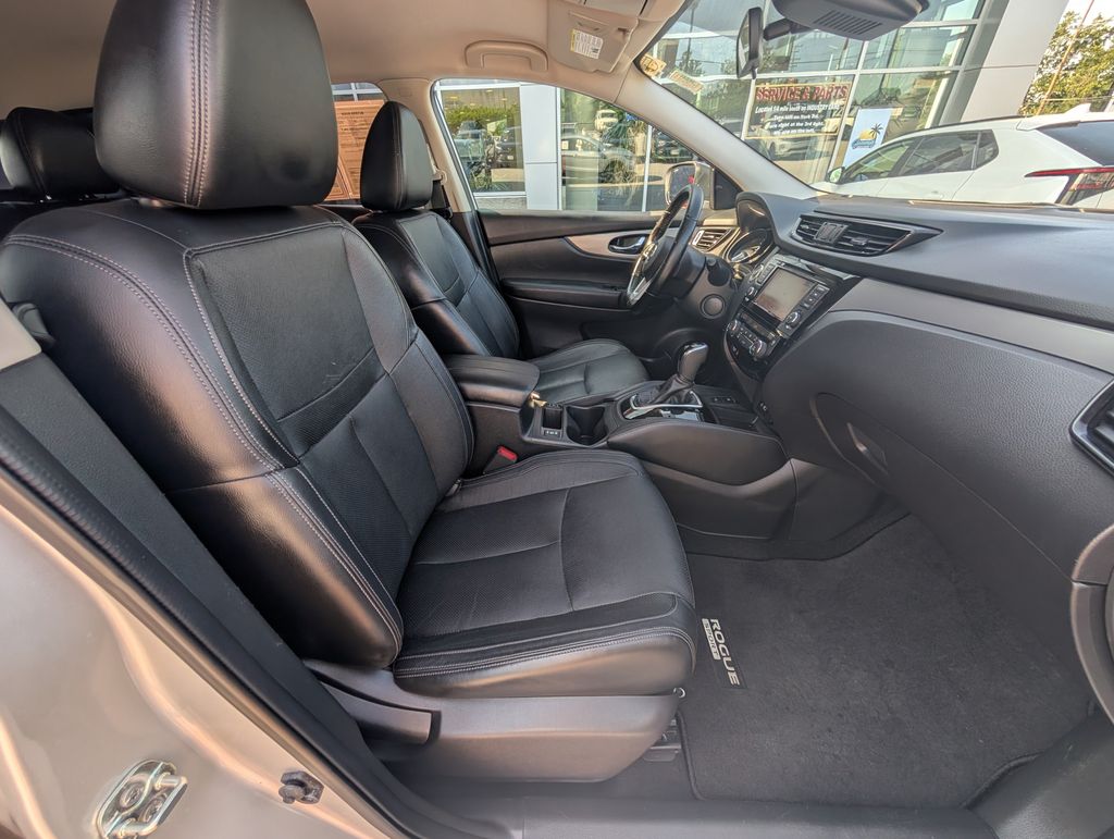 Used 2020 Silver Nissan SL image 26