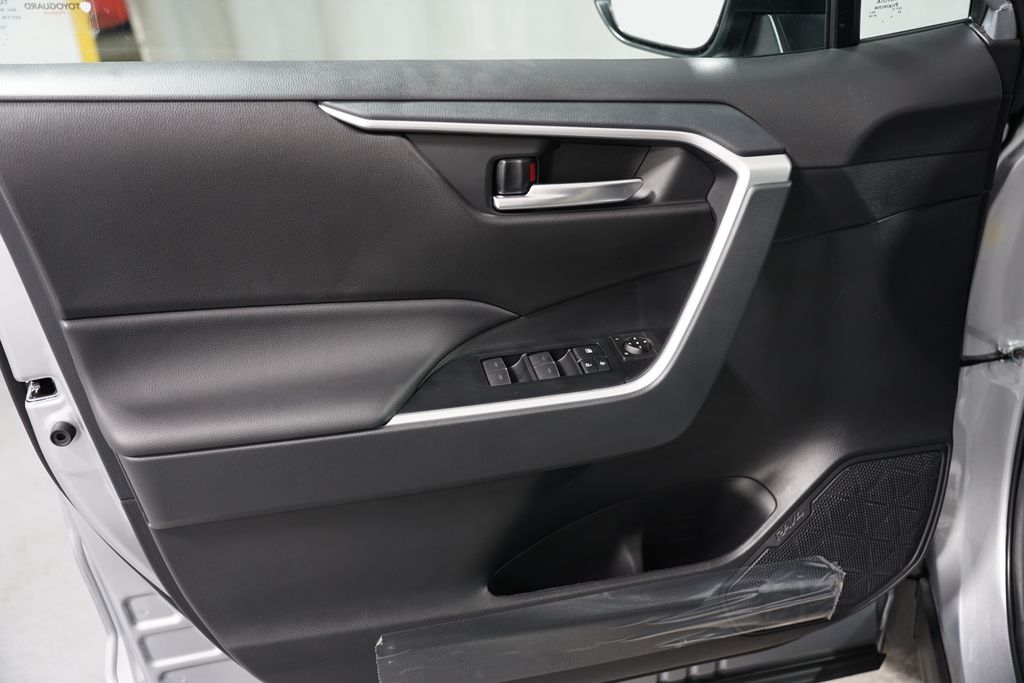 2025 Toyota RAV4 XLE 30