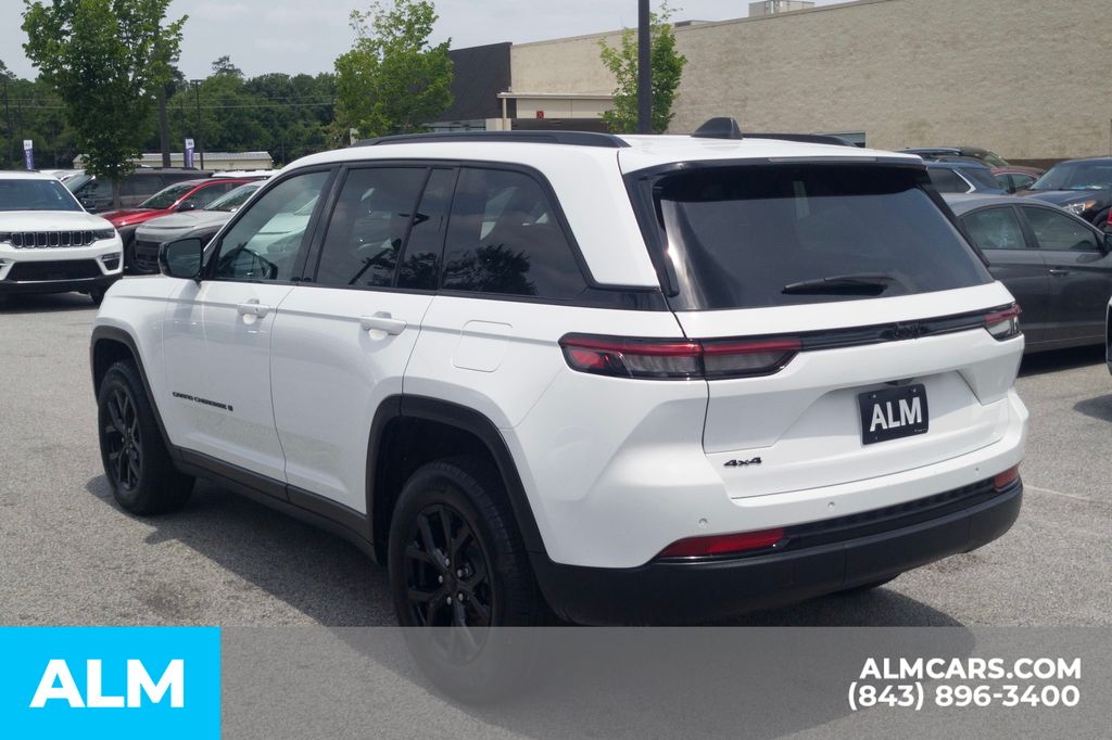 Used 2025 White Jeep Altitude image 10