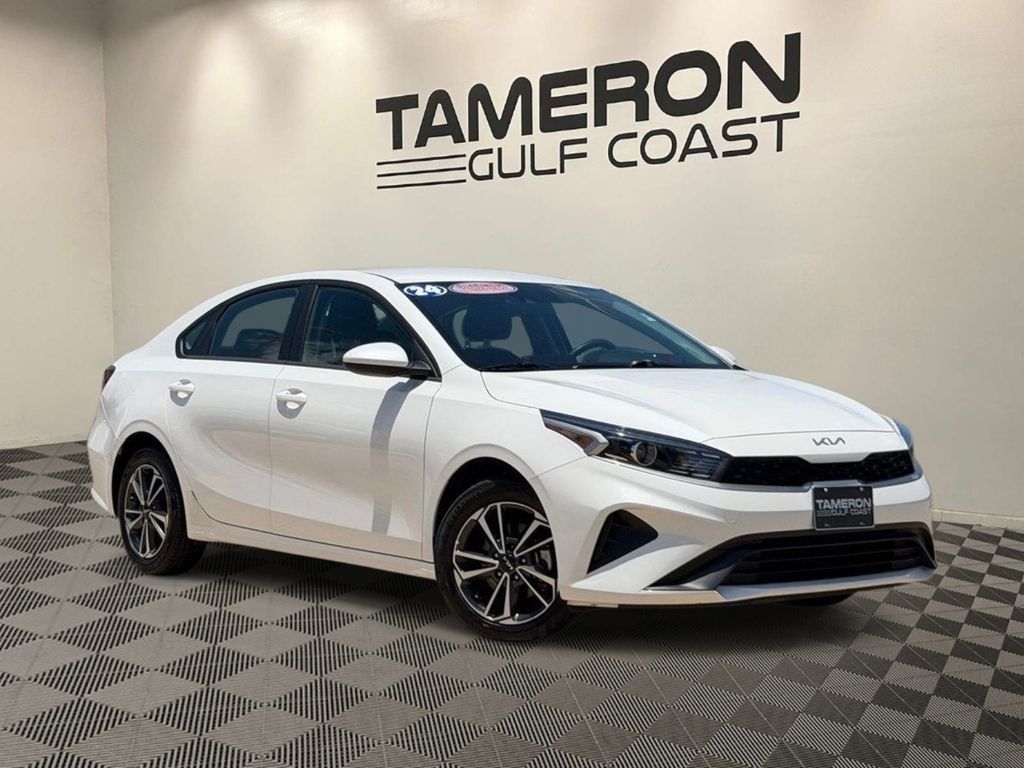 Snow White Pearl 2024 Kia Forte LXS FWD Sedan Front-Wheel Drive Continuously Variable Transmission