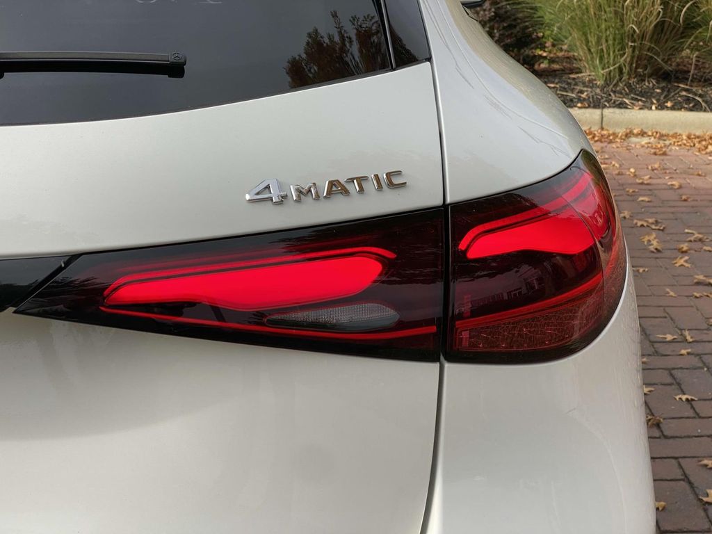 Thumbnail: 2025 Mercedes-Benz GLC - 9