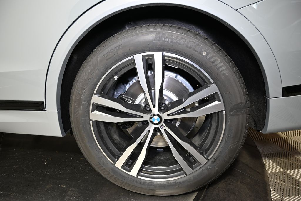 Thumbnail: 2026 BMW X7 - 13
