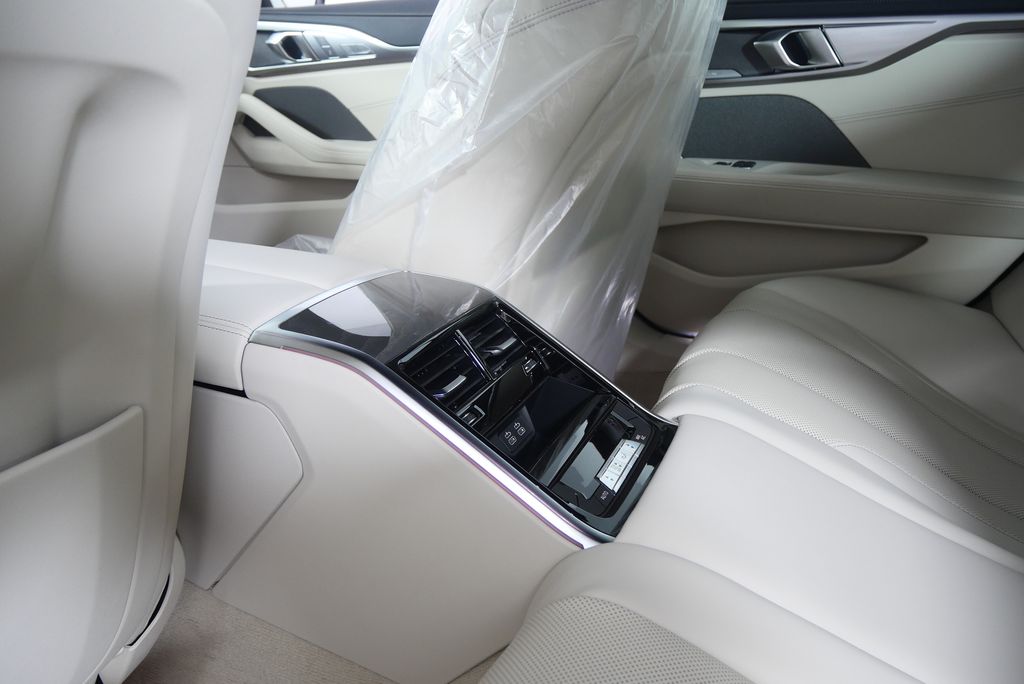 Thumbnail: 2026 BMW 8 Series - 19