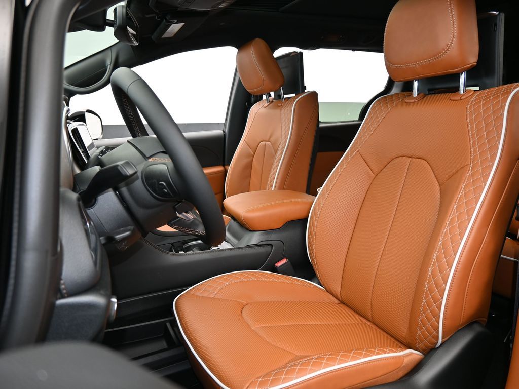 New 2026 Diamond Black Crystal Pearlcoat Chrysler Pinnacle image 10