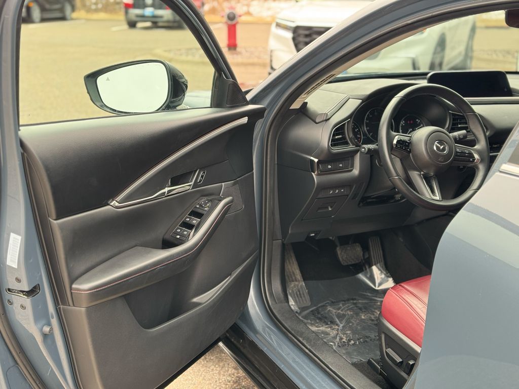 View vehicle photo 4