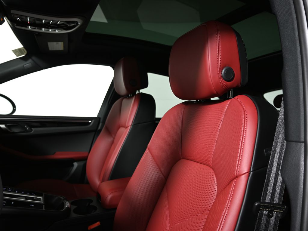 Thumbnail: 2026 Porsche Macan - 15