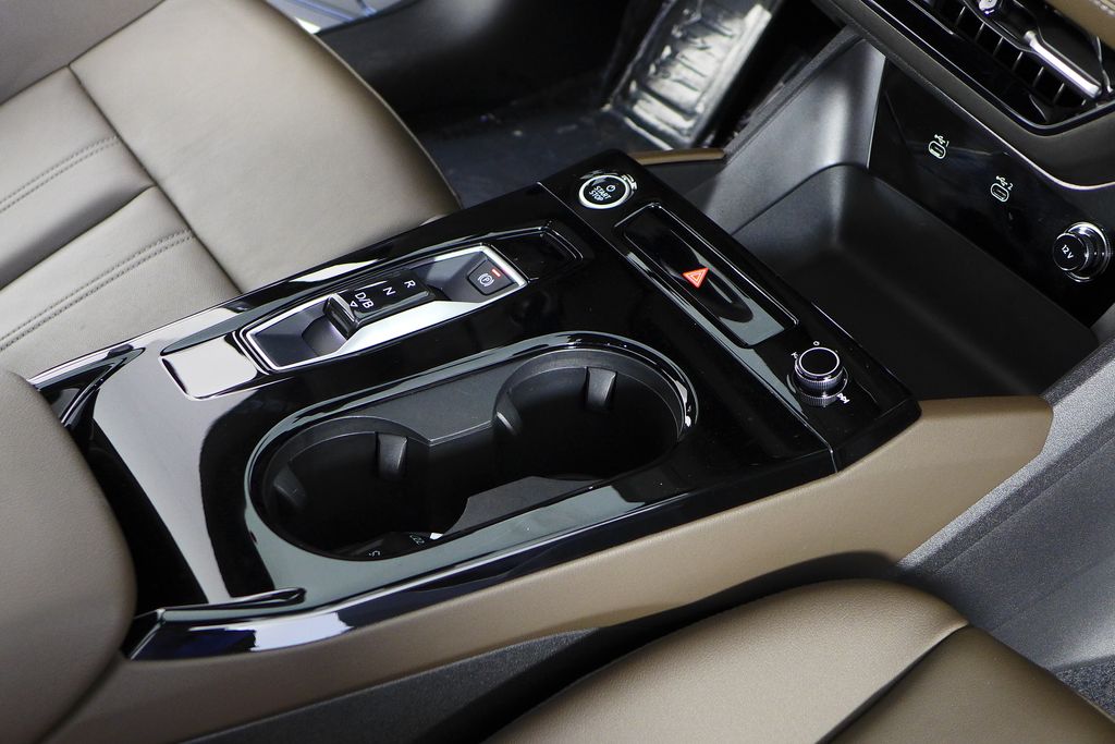 Thumbnail: 2025 Audi Q6 e-tron - 15