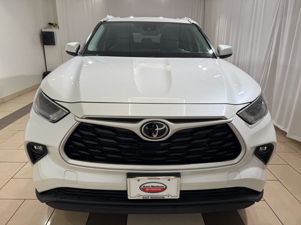 Thumbnail: 2022 Toyota Highlander - 8