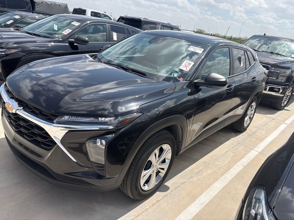 Mosaic Black Metallic 2026 Chevrolet Trax LS FWD SUV / Crossover Front-Wheel Drive 6-Speed Automatic