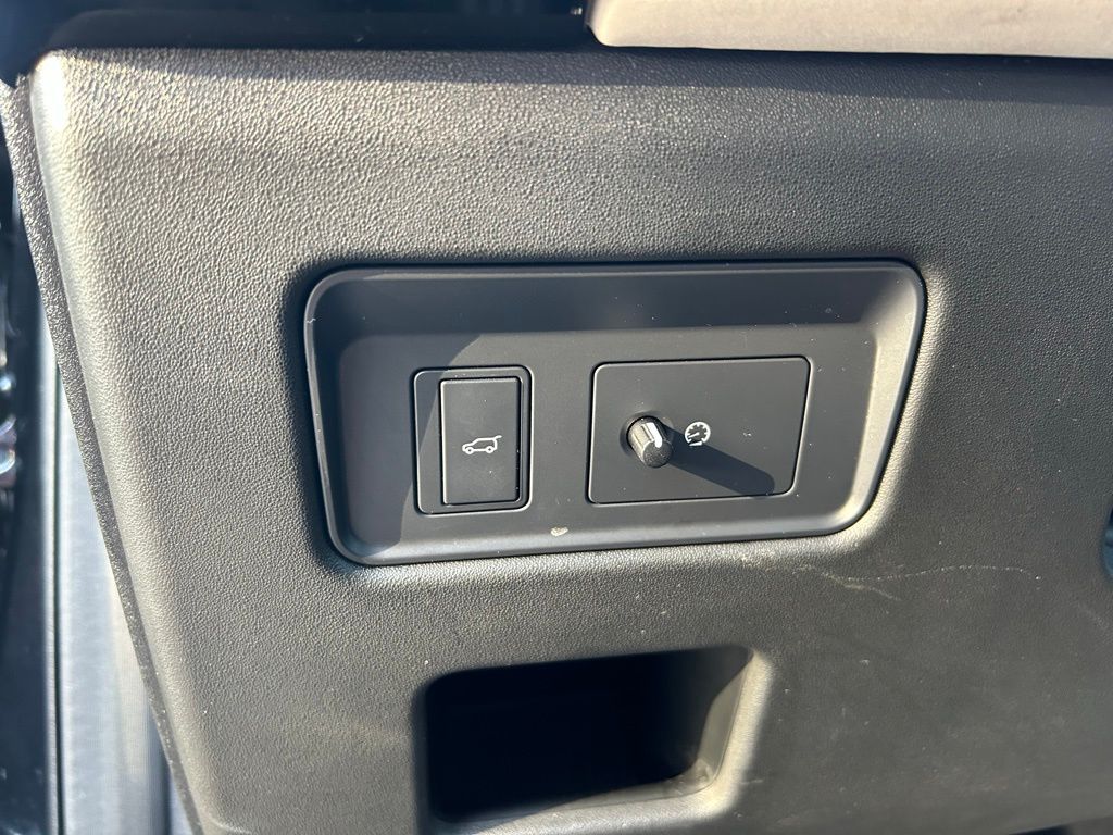 Thumbnail: 2018 Land Rover Discovery - 18